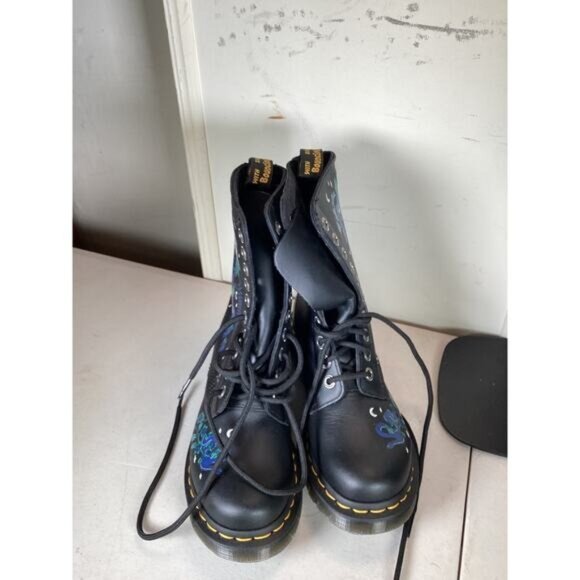 Tomato girl Dr. Martens Women's Leather Vonda Butterfly Boots Size 5